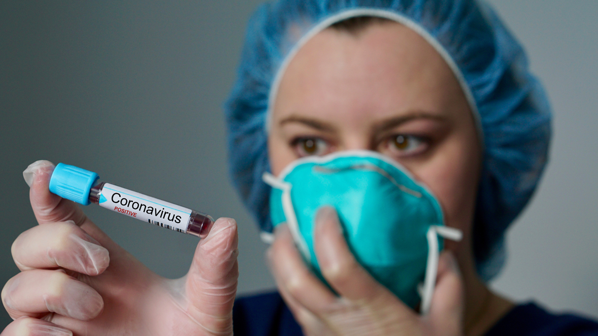 Krankenschwester mit Atemschutzmaske mit positivem Bluttestergebnis für das Coronavirus Krankenschwester mit Atemschutzmaske mit positivem Bluttestergebnis für das Coronavirus