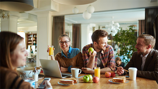Kolleginnen und Kollegen beim gemeinsamen Frühstück im Büro. Kolleginnen und Kollegen beim gemeinsamen Frühstück im Büro.
