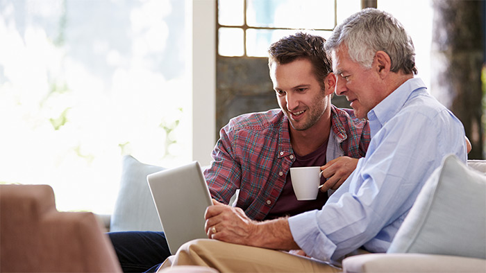 Zwei Männer schauen in ein Laptop. Zwei Männer schauen in ein Laptop.
