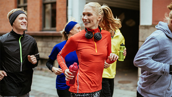 Fünf Menschen beim Jogging.