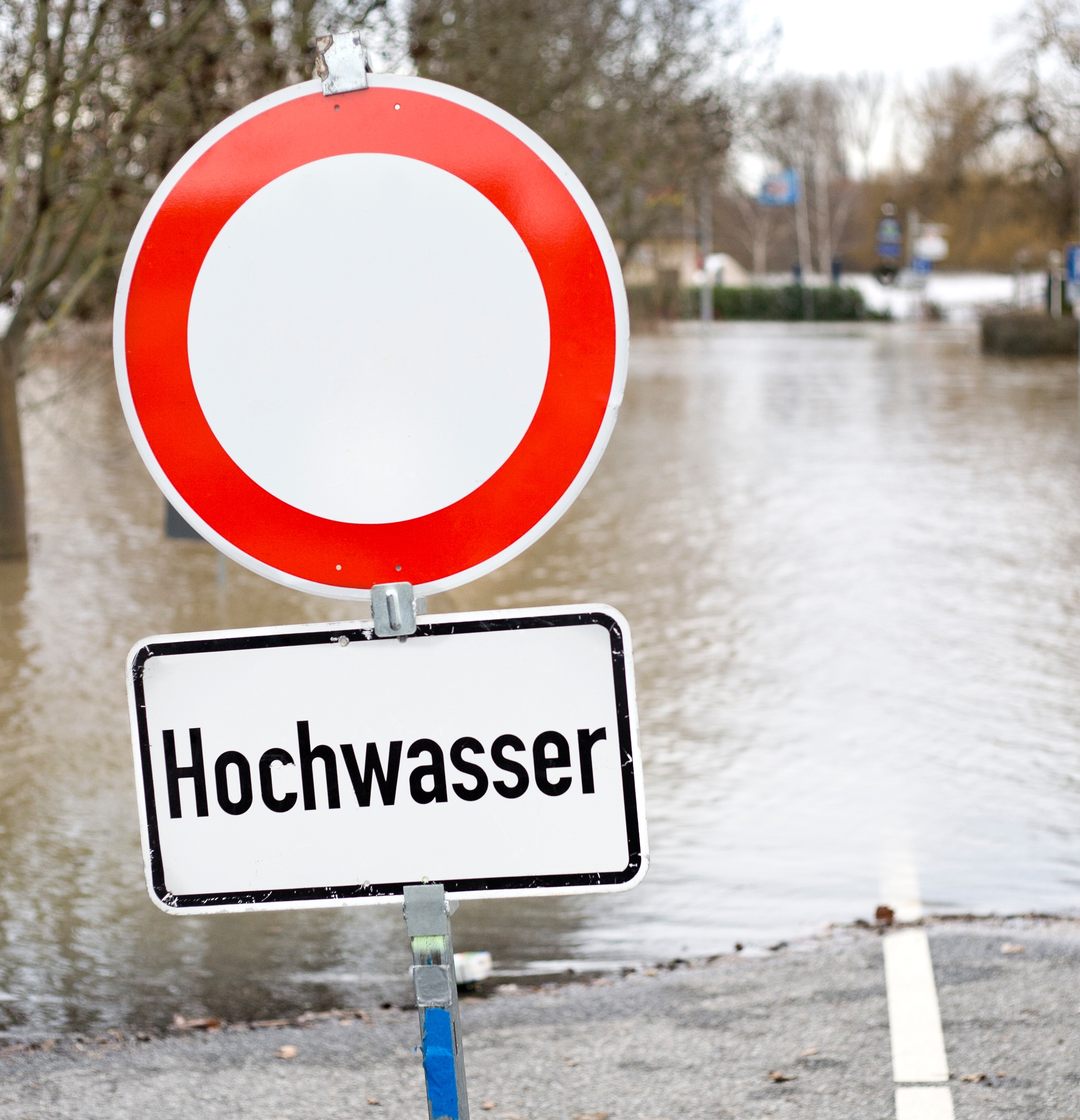 Hochwasser mit Warn-Schild Hochwasser mit Warn-Schild