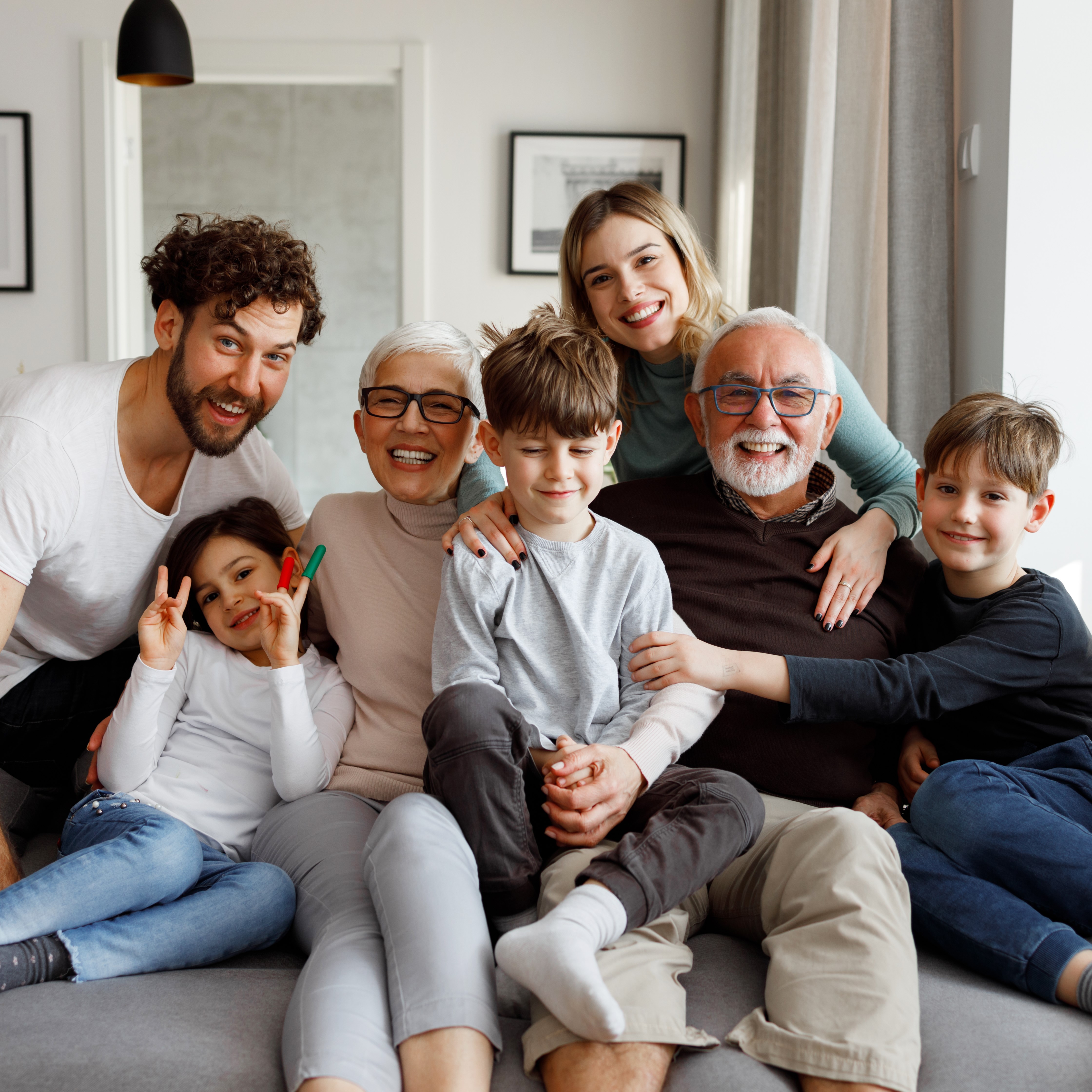 Familie mit Eltern, Großeltern und Kindern Familie mit Eltern, Großeltern und Kindern