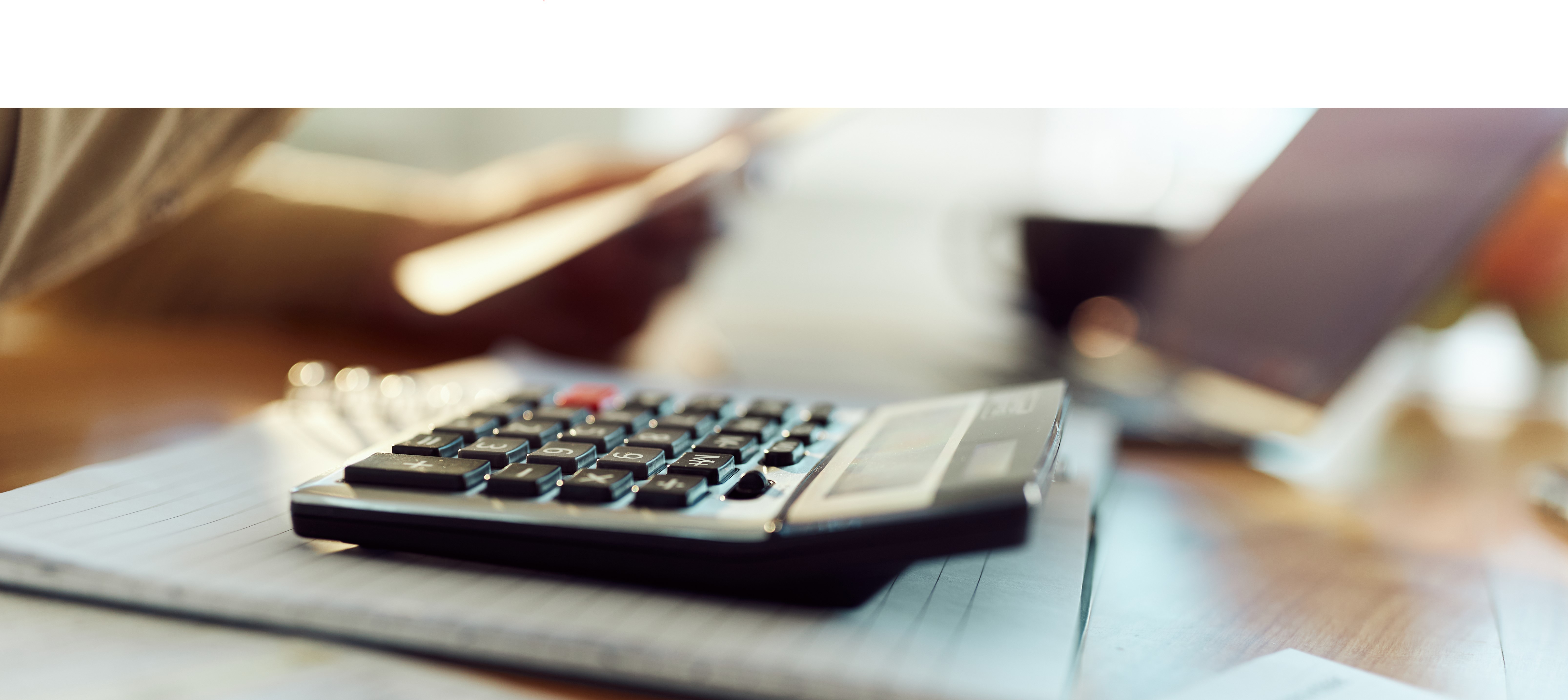 Taschenrechner auf Schreibtisch Taschenrechner auf Schreibtisch