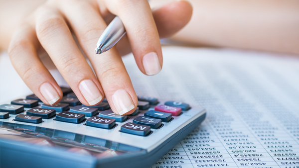 Eine Hand tippt auf einem Taschenrechner. Eine Hand tippt auf einem Taschenrechner.