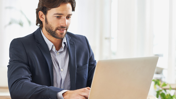 Ein Mann arbeitet am Laptop. Ein Mann arbeitet am Laptop.