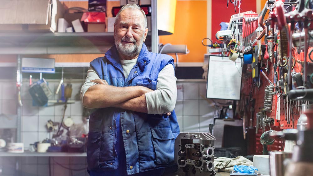 Ein Mechaniker in seiner Werkstatt. Ein Mechaniker in seiner Werkstatt.