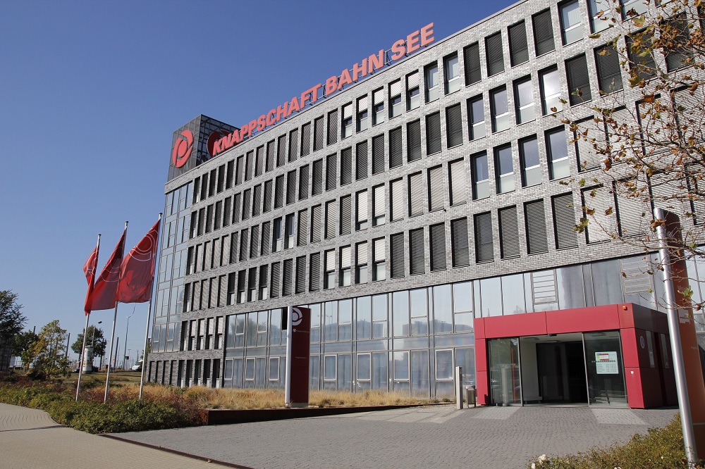 Vor der dem Bürogebäude der Regionaldirektion in Cottbus wehen die roten Fahnen der Knappschaft-Bahn-See. Vor der dem Bürogebäude der Regionaldirektion in Cottbus wehen die roten Fahnen der Knappschaft-Bahn-See.