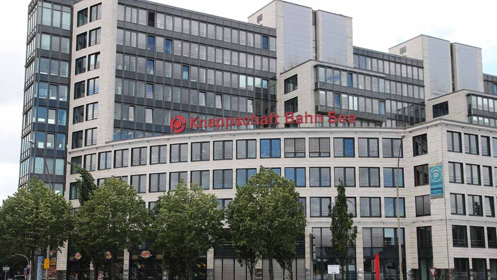 Auf dem Dach des modernen Bürokomplexes der Regionaldirektion in Hamburg ist der Schriftzug der Knappschaft-Bahn-See gut sichtbar. Auf dem Dach des modernen Bürokomplexes der Regionaldirektion in Hamburg ist der Schriftzug der Knappschaft-Bahn-See gut sichtbar.