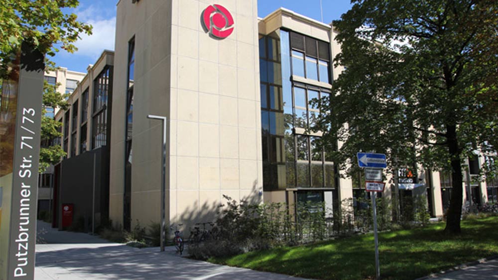 Vor der dem modernen Bürogebäude der Regionaldirektion München stehen Bäume. Das Logo der Knappschaft-Bahn-See ist an der Fassade gut erkennbar.  Vor der dem modernen Bürogebäude der Regionaldirektion München stehen Bäume. Das Logo der Knappschaft-Bahn-See ist an der Fassade gut erkennbar.