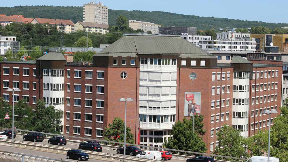 An der Fassade des großen Bürokomplexes der Regionaldirektion in Saarbrücken hängt ein übergroßes Imageplakat der Knappschaft-Bahn-See. An der Fassade des großen Bürokomplexes der Regionaldirektion in Saarbrücken hängt ein übergroßes Imageplakat der Knappschaft-Bahn-See.