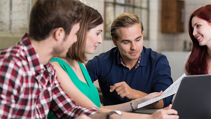 Vier Studenten lernen gemeinsam in einer Gruppe. Vier Studenten lernen gemeinsam in einer Gruppe.