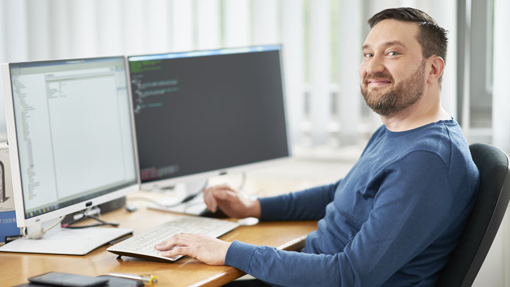 Christian Wiese, Leiter für Systemtechnik, an seinem Arbeitsplatz.