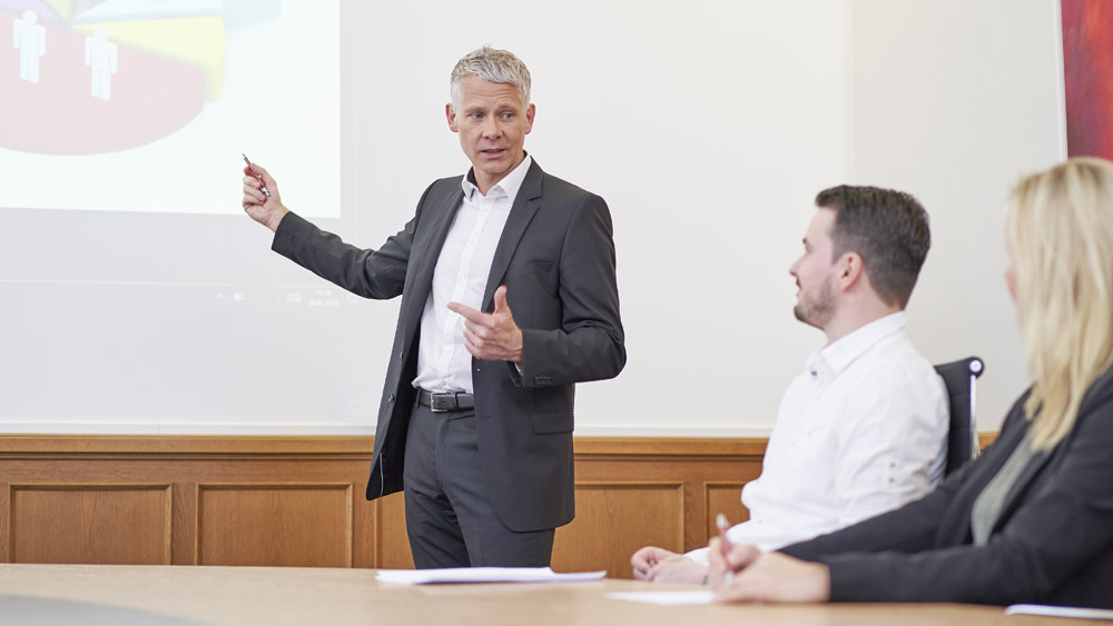 Stefan Ehm, Referent in IT-Angelegenheiten bei der Knappschaft-Bahn-See, bei einem Vortrag.