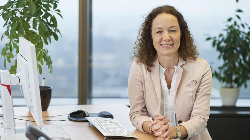 Dr. Brunhild Nickel, Apothekerin im Versorgungsmanagement der Gesundheitsnetze an ihrem Arbeitsplatz. Dr. Brunhild Nickel, Apothekerin im Versorgungsmanagement der Gesundheitsnetze an ihrem Arbeitsplatz.