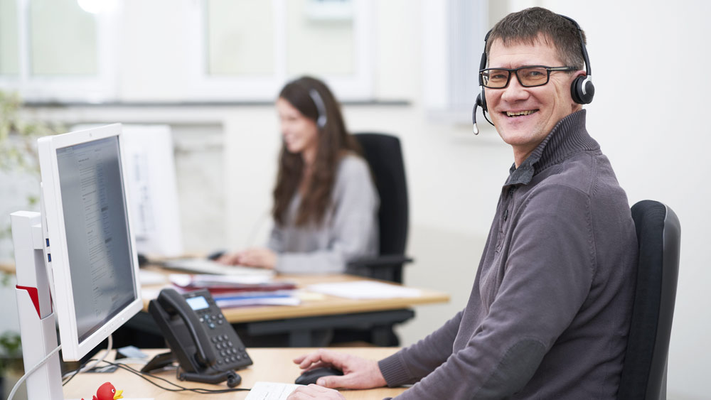 Maik Bömke, Bearbeiter im Service-Center der Minijob-Zentrale, an seinem Arbeitsplatz.