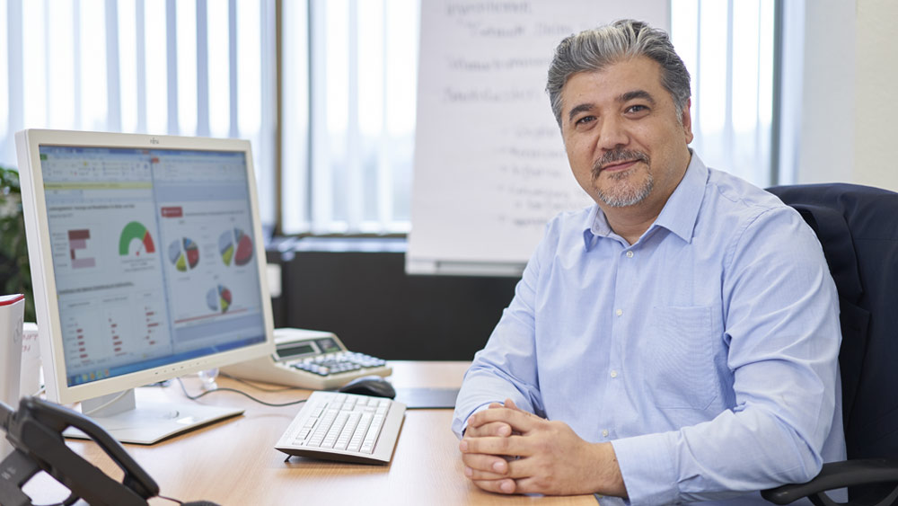 Halil Ezim, Controller bei der Krankenversicherung KNAPPSCHAFT, an seinem Büroarbeitsplatz.