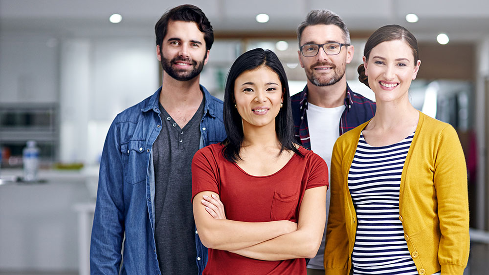 Ein junges Team in einem Büro.