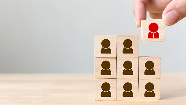 Ein rotes Holzklötzchen wird als fehlendes Puzzlestück eingefügt. Ein rotes Holzklötzchen wird als fehlendes Puzzlestück eingefügt.