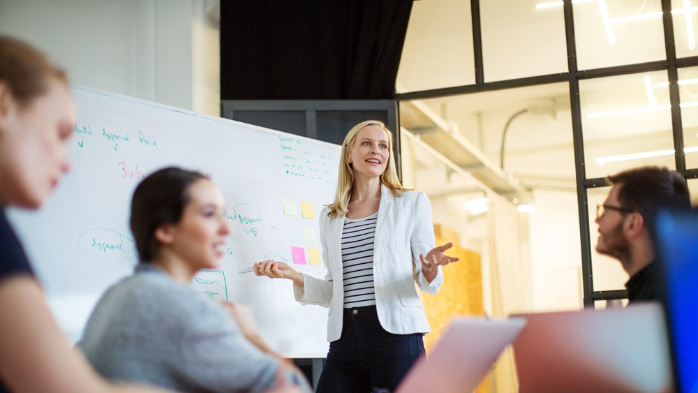 Junge Menschen beim Brainstorming bei einer Weiterbildung.