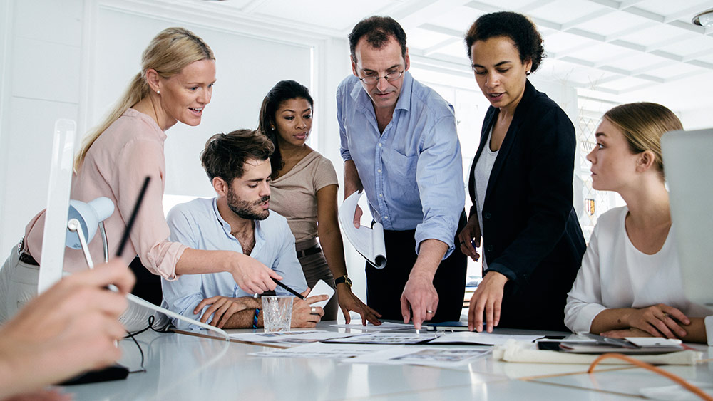 Ein vielfaltiges Team beim Brainstorming. Ein vielfaltiges Team beim Brainstorming.