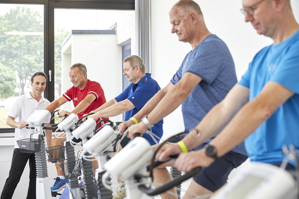 Patienten der Reha-Klinik in Bad Driburg der Knappschaft-Bahn-See beim Ergometertraining.