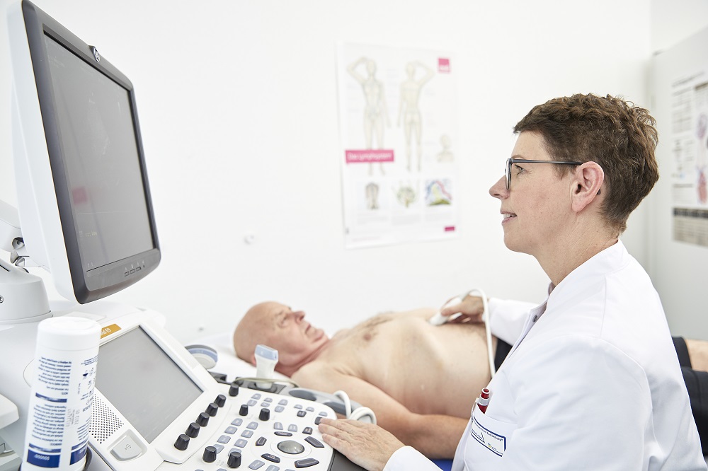 Ein Patient unserer Knappschafts-Klinik Bad Driburg beugt vor - mit einem Kardio-Check-up. Hier bei der Echokardiographie. Ein Patient unserer Knappschafts-Klinik Bad Driburg beugt vor - mit einem Kardio-Check-up. Hier bei der Echokardiographie.