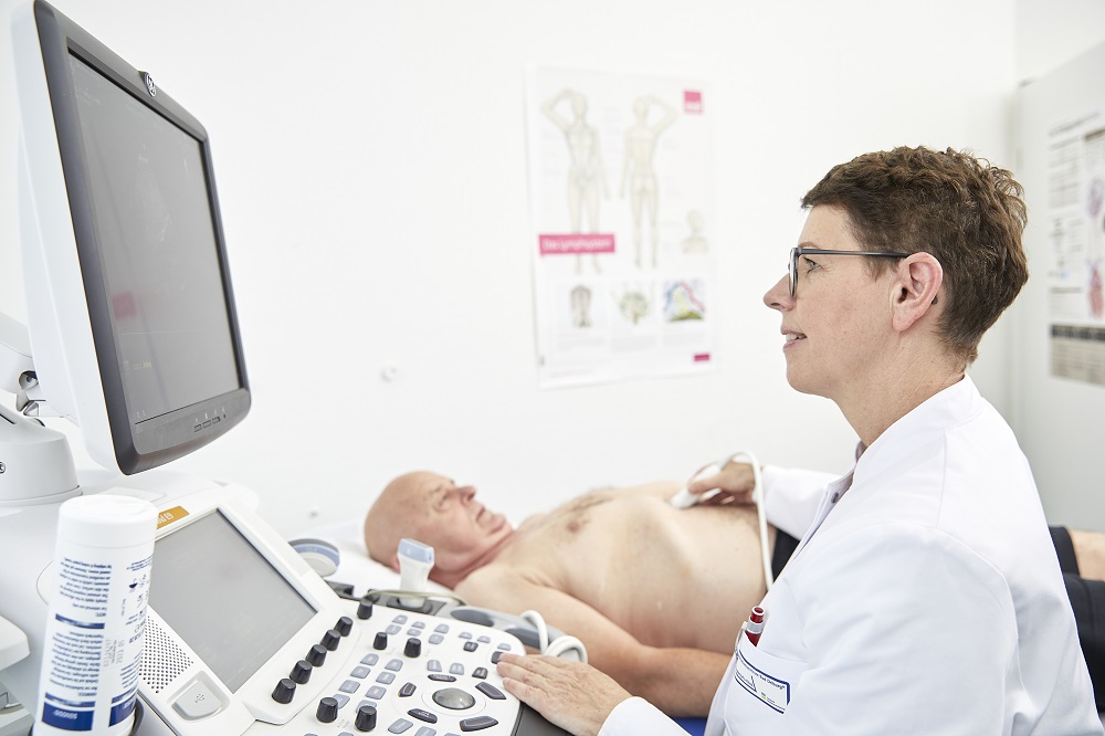 Ein Patient unserer Knappschafts-Klinik Bad Driburg beugt vor - mit einem Kardio-Check-up. Hier bei der Echokardiographie.