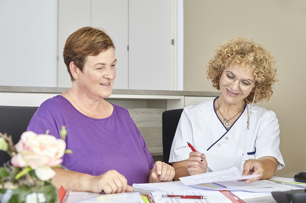 Eine Patientin wird im Pflegestützpunkt der Knappschafts-Klinik Bad Driburg beraten.