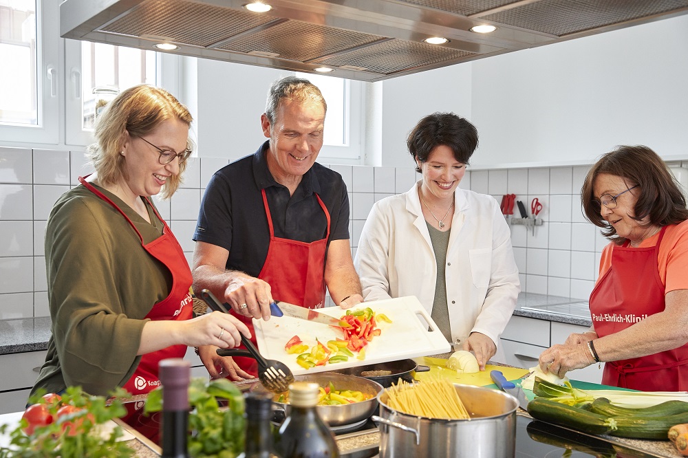 In unserer Lehrküche lernen Sie in der Gruppe und mit viel Spaß gesundes Essen. 