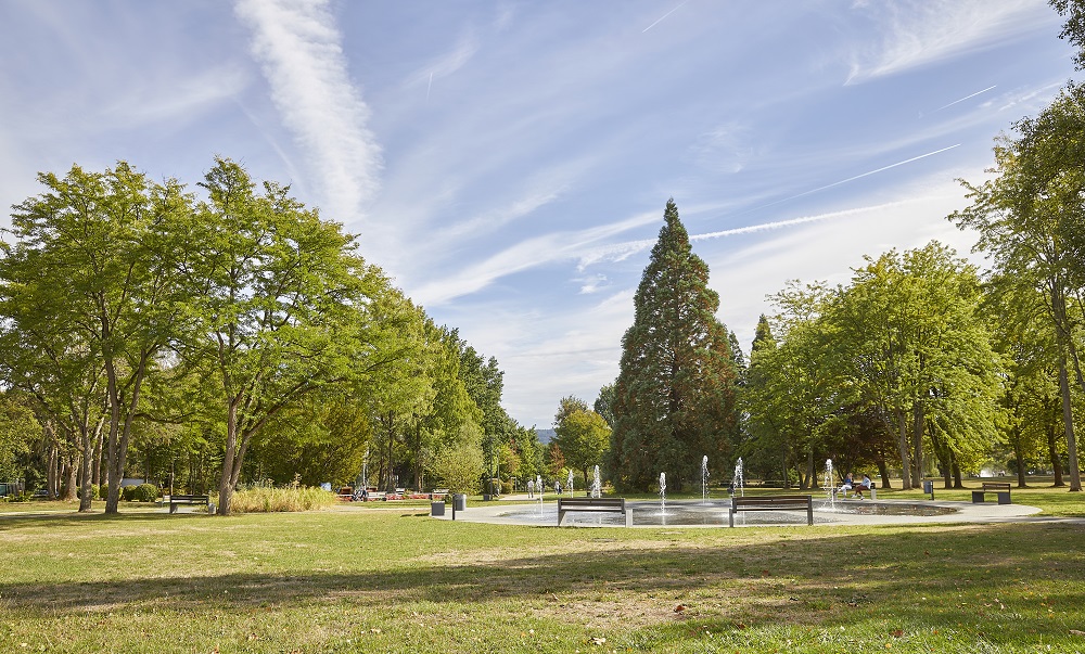 Der nahegelegene Kurpark läd zum Verweilen ein.