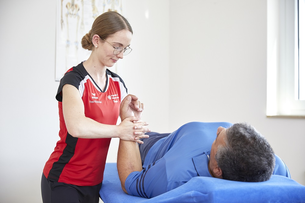 Eine Physiotherapeutin der Rhea-Klinik Bad Solden-Salmünster mit einem Patienten bei der Einzel-Krankengymnastik. Eine Physiotherapeutin der Rhea-Klinik Bad Solden-Salmünster mit einem Patienten bei der Einzel-Krankengymnastik.