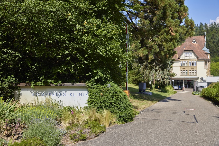 Der Weg zum Haupteingang zur Römerberg-Klinik Der Weg zum Haupteingang zur Römerberg-Klinik