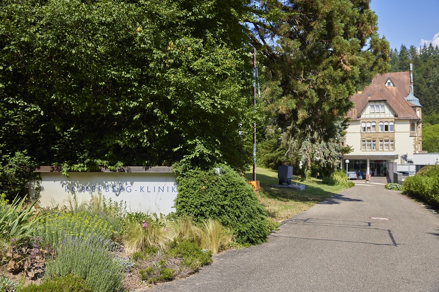 Der Weg zum Haupteingang zur Römerberg-Klinik