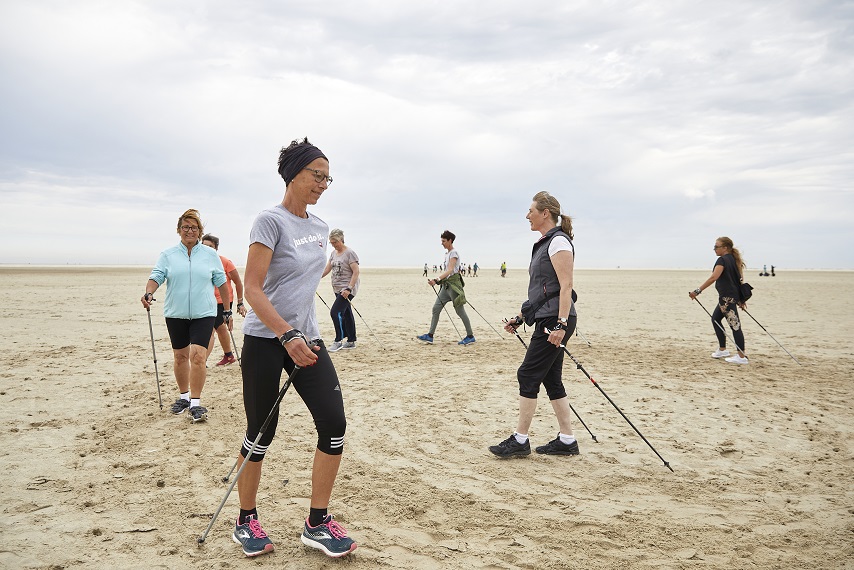 Eine Therapiegruppe der Reha-Klinik auf Borkum beim Nordic Walking am Strand. Eine Therapiegruppe der Reha-Klinik auf Borkum beim Nordic Walking am Strand.