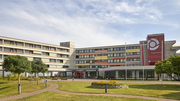 Die Knappschafts-Klinik Bad Driburg mit Parkanlage.  Die Knappschafts-Klinik Bad Driburg mit Parkanlage.