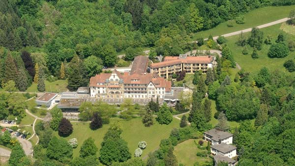 Die Römerberg-Klinik in Badenweiler aus der Vogelperspektive. 