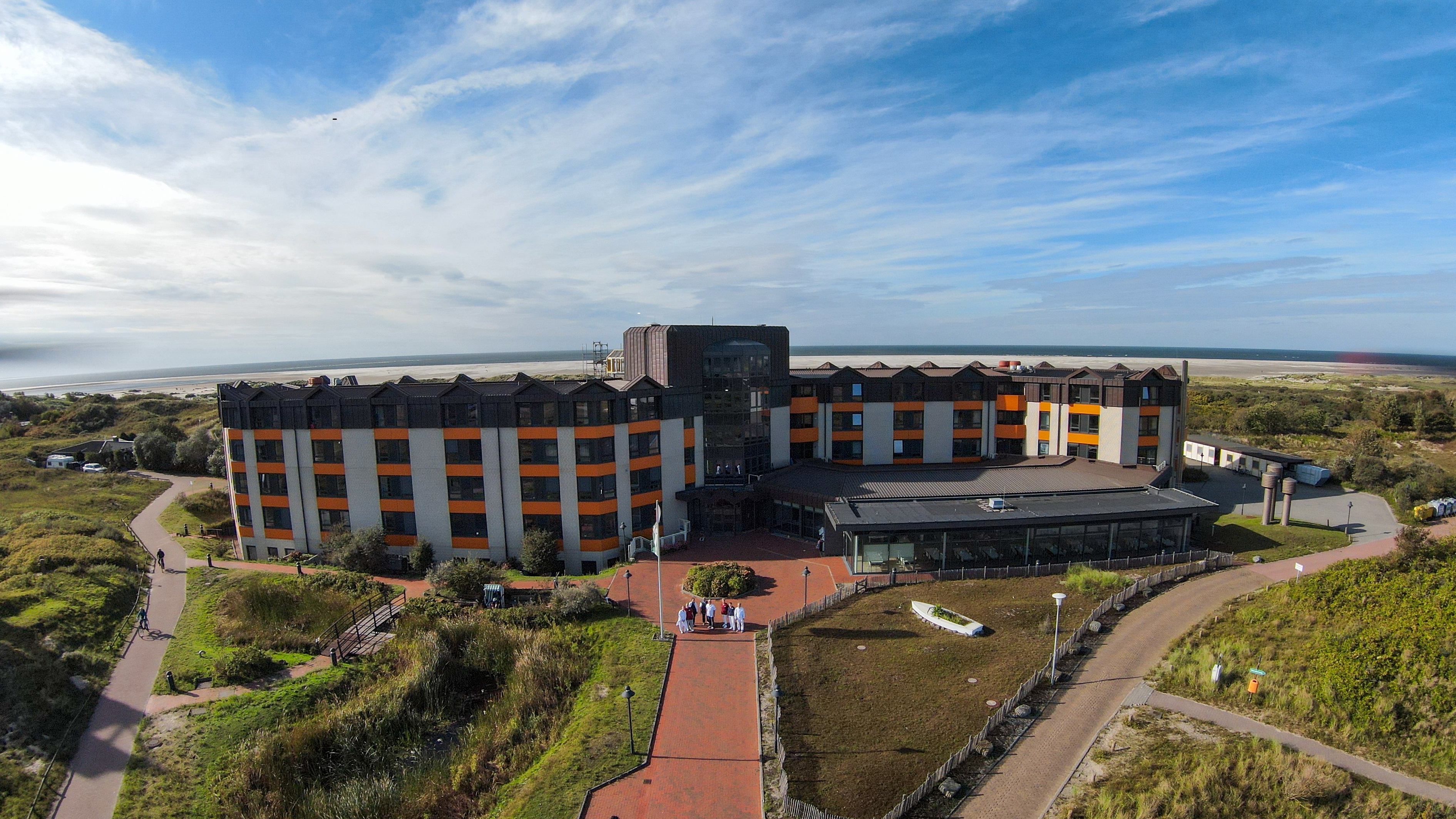 Die Knappschafts-Klinik Borkum inmitten der Dünenlandschaft. Die Knappschafts-Klinik Borkum inmitten der Dünenlandschaft.