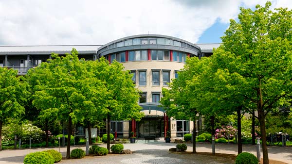 Außenansicht der Knappschafts-Klinik Warmbad. Außenansicht der Knappschafts-Klinik Warmbad.