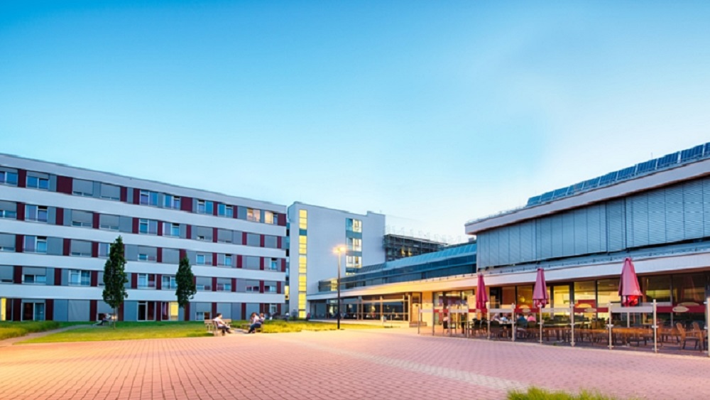 Die moderne Reha-Klinik am Berger See in Gelsenkirchen von außen.