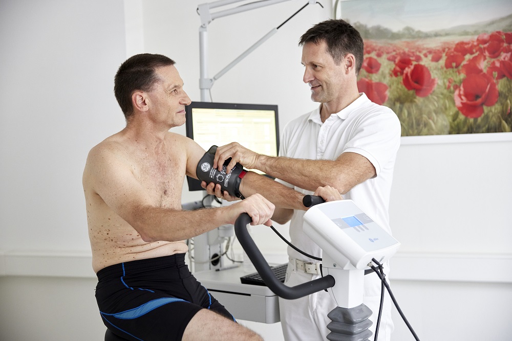 Ein Patient auf dem Ergometer im Beisein eines Arztes. Ein Patient auf dem Ergometer im Beisein eines Arztes.