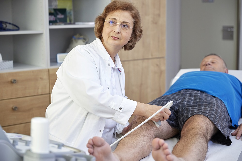 Ein Patient wird von einer Ärztin in der Chiemgau-Klinik untersucht.