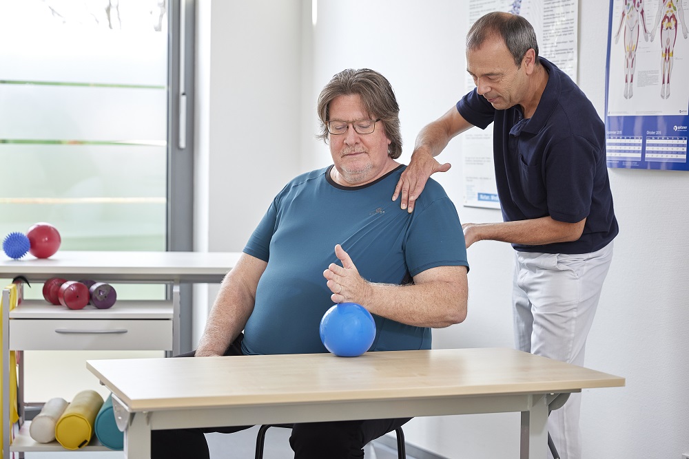 Bewegungstherapie in Gruppen bei der Reha-Klinik in Püttlingen. Bewegungstherapie in Gruppen bei der Reha-Klinik in Püttlingen.
