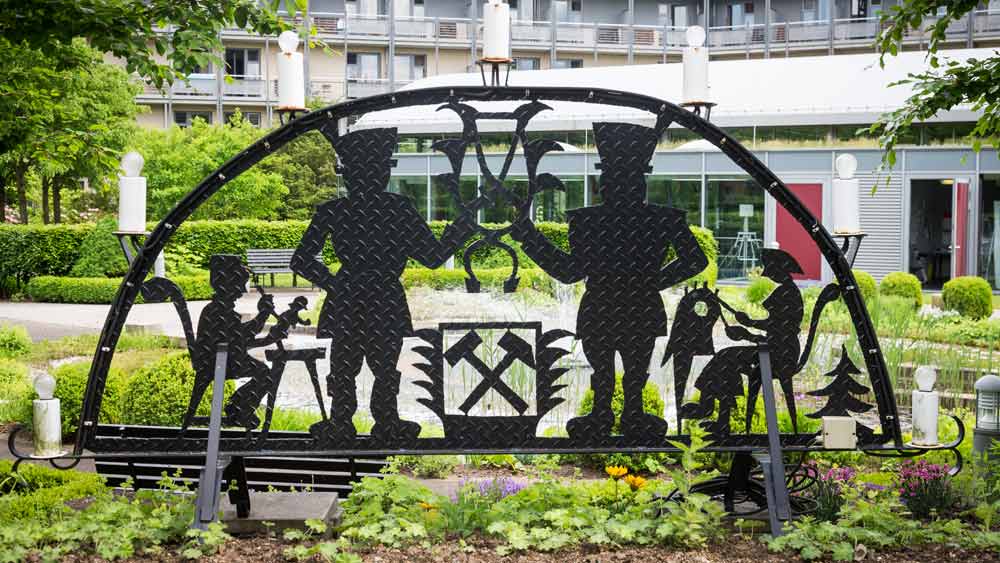Ein überdimensionaler Schwibbogen im Garten der Knappschafts-Klinik Warmbad. Ein überdimensionaler Schwibbogen im Garten der Knappschafts-Klinik Warmbad.