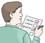Ein Mann hakt Punkte auf einer Checkliste ab