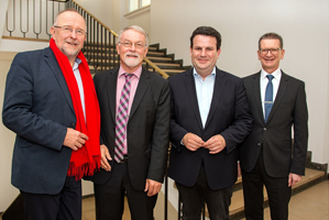 Von links nach rechts: Axel Schäfer MdB, Heinz-Günter Held, Hubertus Heil, Andreas Gülker Von links nach rechts: Axel Schäfer MdB, Heinz-Günter Held, Hubertus Heil, Andreas Gülker
