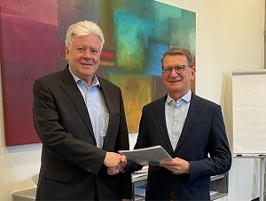 Andreas Gülker, Mitglied der KBS-Geschäftsführung (im Bild rechts), überreicht Peter Jeromin die Bestellungsurkunde zur Ombudsperson. Foto: KBS/Krüger Andreas Gülker, Mitglied der KBS-Geschäftsführung (im Bild rechts), überreicht Peter Jeromin die Bestellungsurkunde zur Ombudsperson. Foto: KBS/Krüger