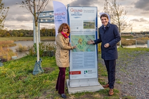 Bettina am Orde, Geschäftsführerin der KNAPPSCHAFT, und Prof. Dr. Uli Paetzel, Vorstandsvorsitzender der Emschergenossenschaft, haben am 7. November 2023 das Blaue Klassenzimmer an den Emscher-Auen in Mengede/Ickern eingeweiht. Bettina am Orde, Geschäftsführerin der KNAPPSCHAFT, und Prof. Dr. Uli Paetzel, Vorstandsvorsitzender der Emschergenossenschaft, haben am 7. November 2023 das Blaue Klassenzimmer an den Emscher-Auen in Mengede/Ickern eingeweiht.