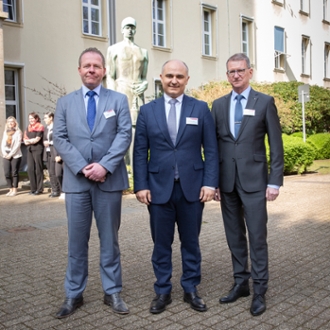 Festakt in Bochum: Türkischer Generalkonsul (Bildmitte) zu Besuch bei der Knappschaft-Bahn-See. Festakt in Bochum: Türkischer Generalkonsul (Bildmitte) zu Besuch bei der Knappschaft-Bahn-See.