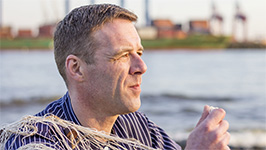 Ein Seemann schaut in die Ferne am Ufer. Ein Seemann schaut in die Ferne am Ufer.