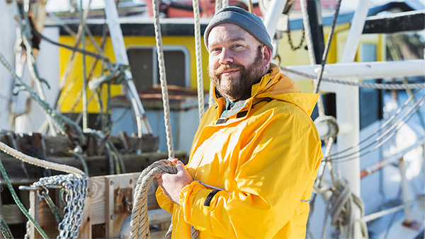 Ein Seemann auf einem Schiff im Hafen. Ein Seemann auf einem Schiff im Hafen.